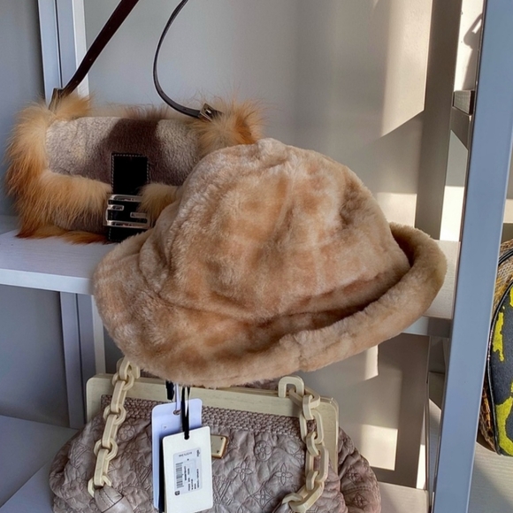 Fendi shearling bucket hat - Picture 2 of 4